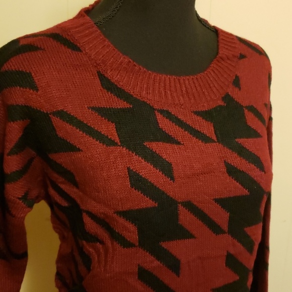 Geo Print Sweater. New Boutique. Adorable! - Picture 5 of 8